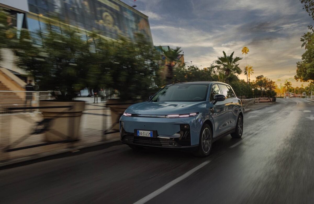 Auto elettrica Leapmotor B10, veicolo eco-friendly in movimento su strada urbana durante il tramonto, ideale per notizie sulle auto sostenibili e tecnologie innovative.