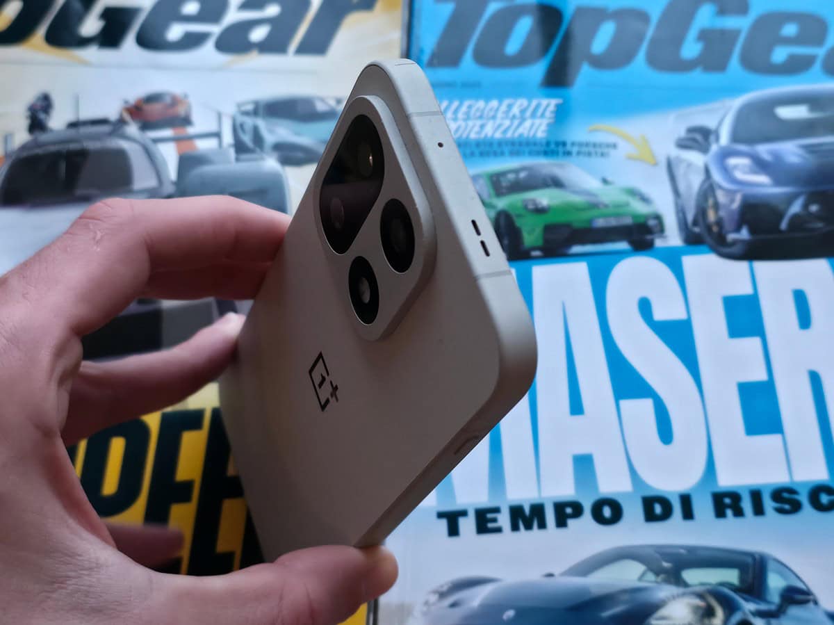 Fotocamera del telefono 5G di OnePlus, con tripla lente per foto di alta qualità, design elegante e funzionalità avanzate.