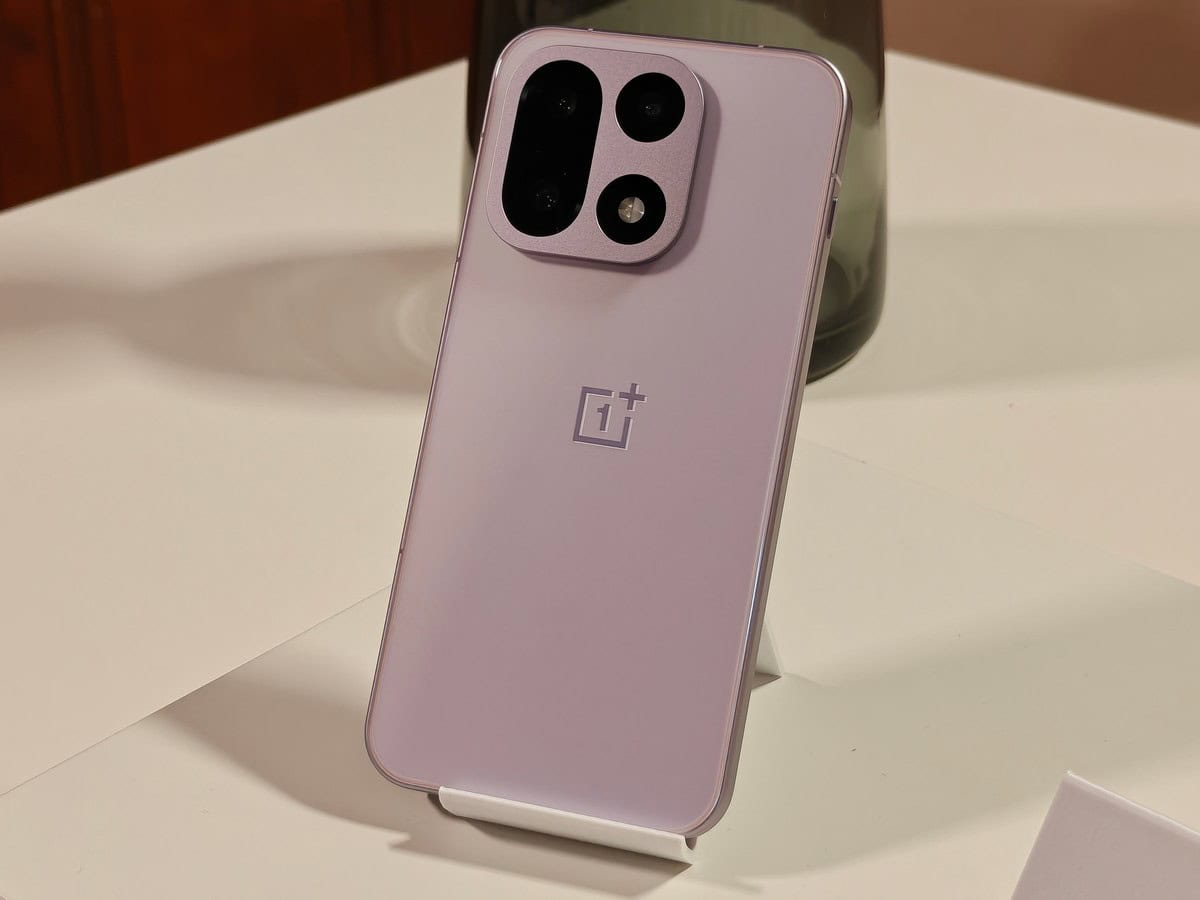 Telefono OnePlus 15 con design elegante e fotocamere avanzate. Smartphone Android, tecnologia innovativa, prezzi competitivi, performante e perfetto per gli appassionati di tecnologia.