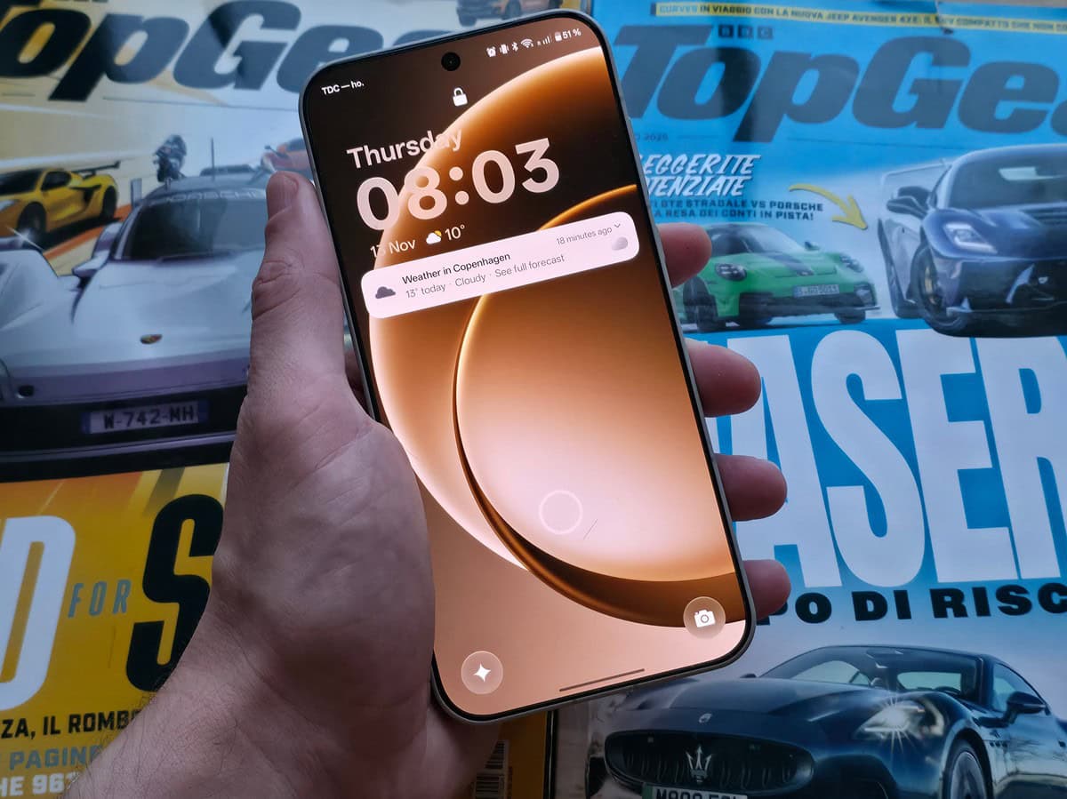 Smartphone con display moderno e notifiche weather.