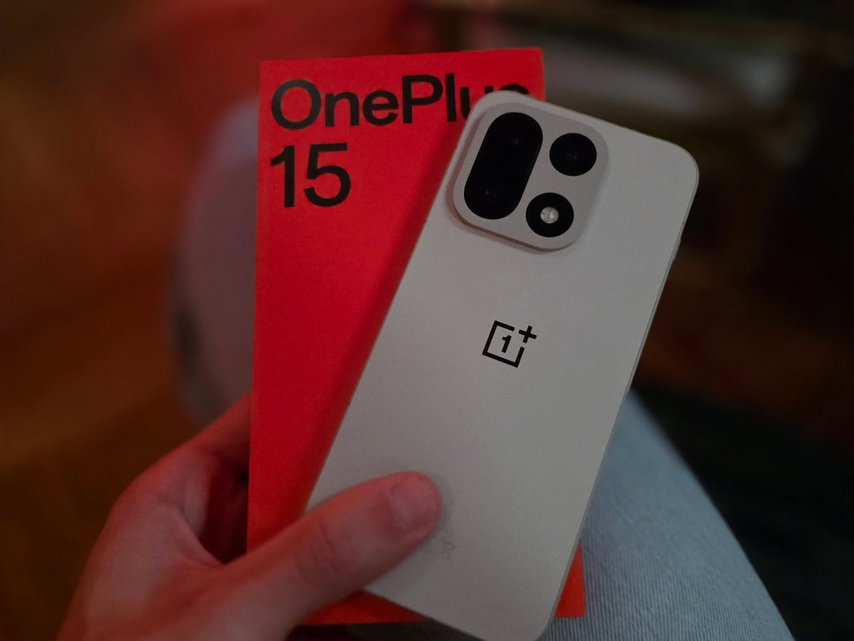 Dettaglio del telefono OnePlus 15 con fotocamere multiple e logo sulle retro.