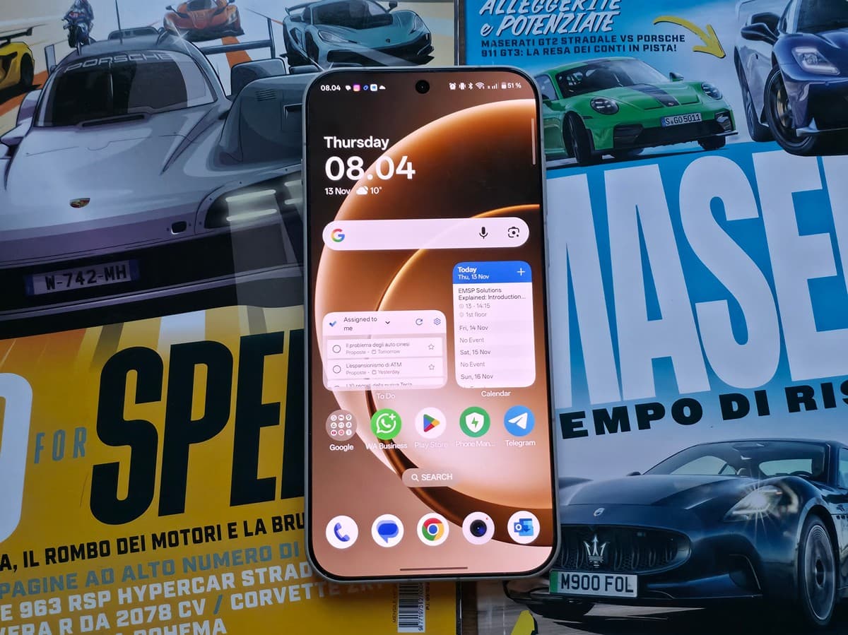 Altro testo: Smartphone moderno con grande display OLED, interfaccia utente intuitiva e velocità di navigazione elevate, ideale per chi cerca qualità e tecnologia avanzata.