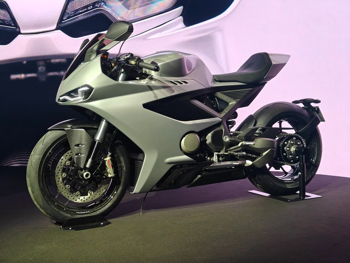 Motociclo sportivo elettrico con design aerodinamico e componenti in carbonio, esposto in un evento di settore.