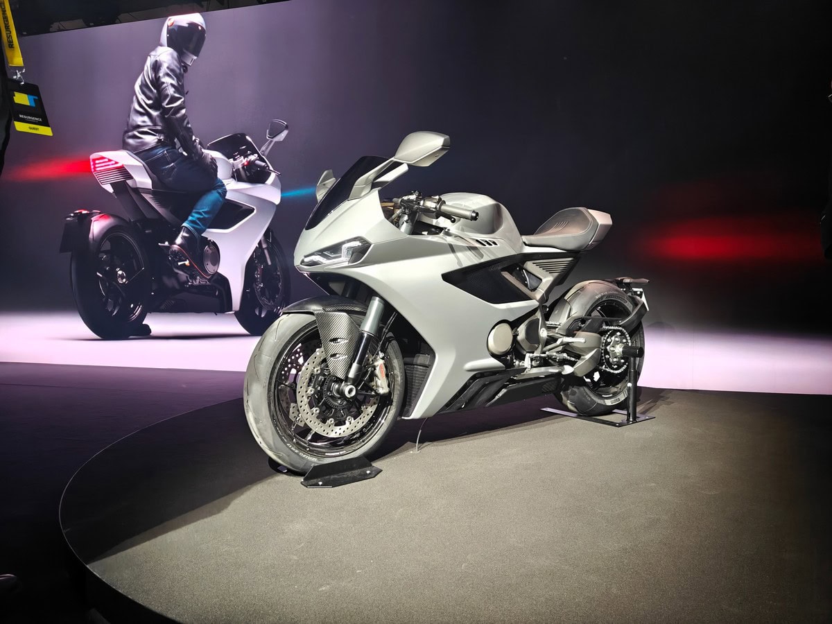 Moto elettrica sportiva con design innovativo e tecnologia avanzata, presentata a un importante evento automobilistico.