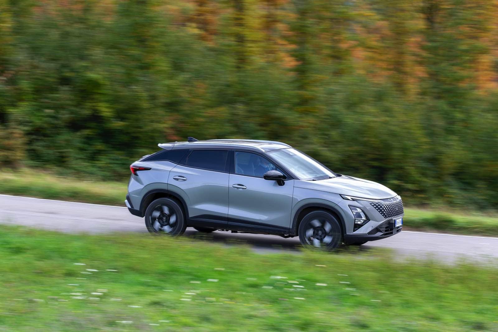 Auto SUV Omoda 5 SHS-S in movimento su strada, design futuristico e stile elegante, automobili nuove, veicolo tecnologico, auto innovativa, auto da città, veicolo di lusso.