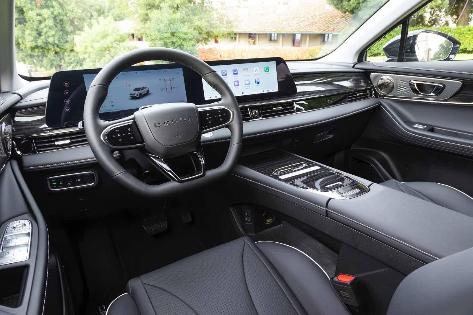 Interni Omoda 5 SHS-S : cruscotto digitale, touchscreen centrale, comandi moderni e innovativi, design minimale e tecnologico per auto di ultima generazione.