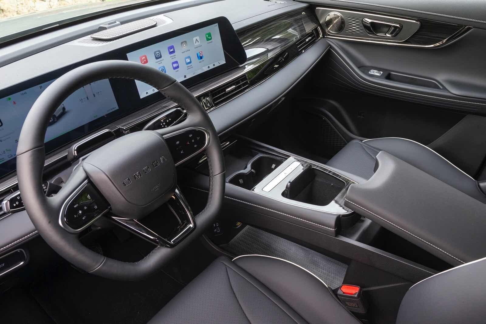 Schermo digitale integrato nell'abitacolo di un'auto Omoda 5 SHS-S , interni di lusso con tecnologia avanzata e comandi touch per una guida innovativa.