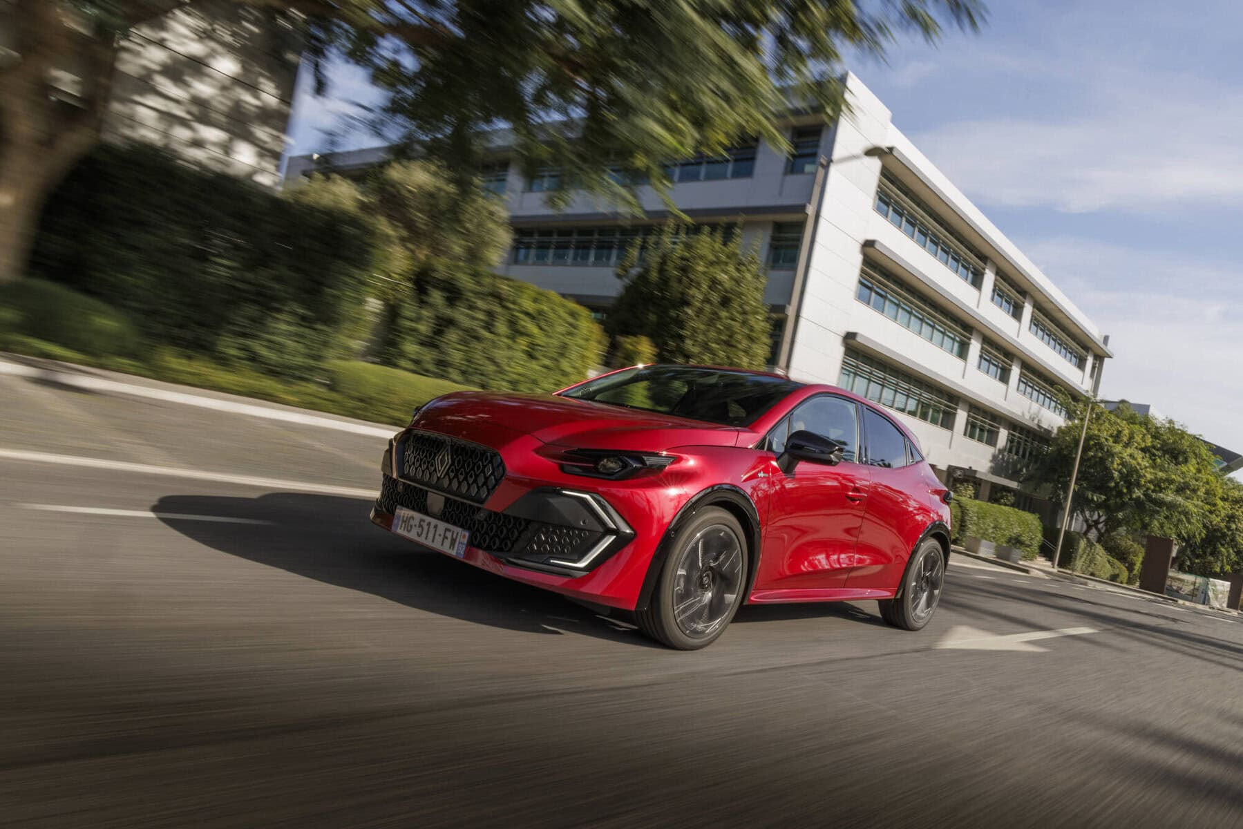 Auto Nuova Renault Clio 2026 moderna, accelerazione dinamica in ambiente urbano, design elegante e prestazioni elevate.