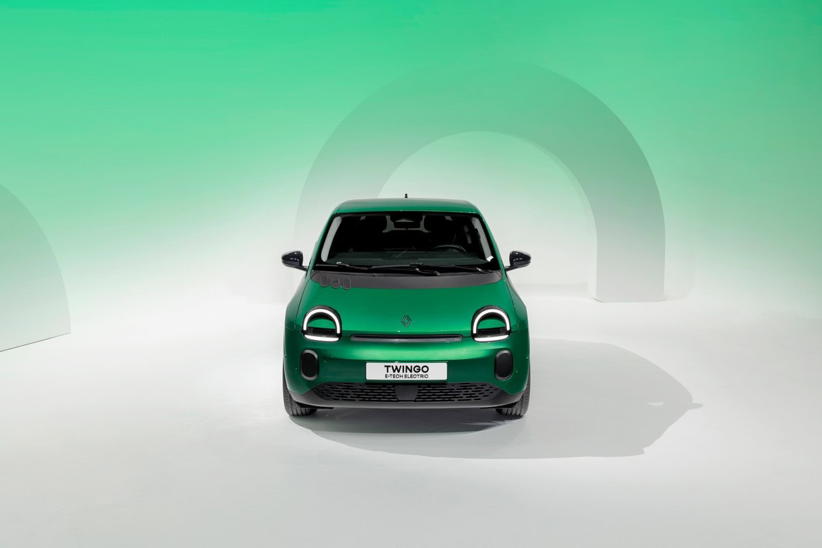 Auto elettrica Renault Twingo E-Tech su sfondo bianco e verde, design compatto e moderno, veicolo urbano a zero emissioni, veicolo elettrico city car, novità auto 2023.
