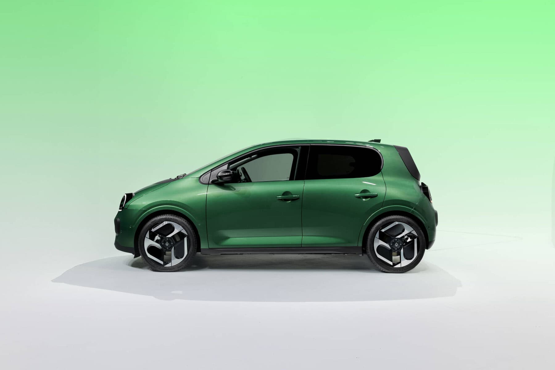 Renault Twingo elettrica verde, design innovativo, con aerodinamica moderna e ruote aerodinamiche, ideale per città, sostenibilità e mobilità urbana.