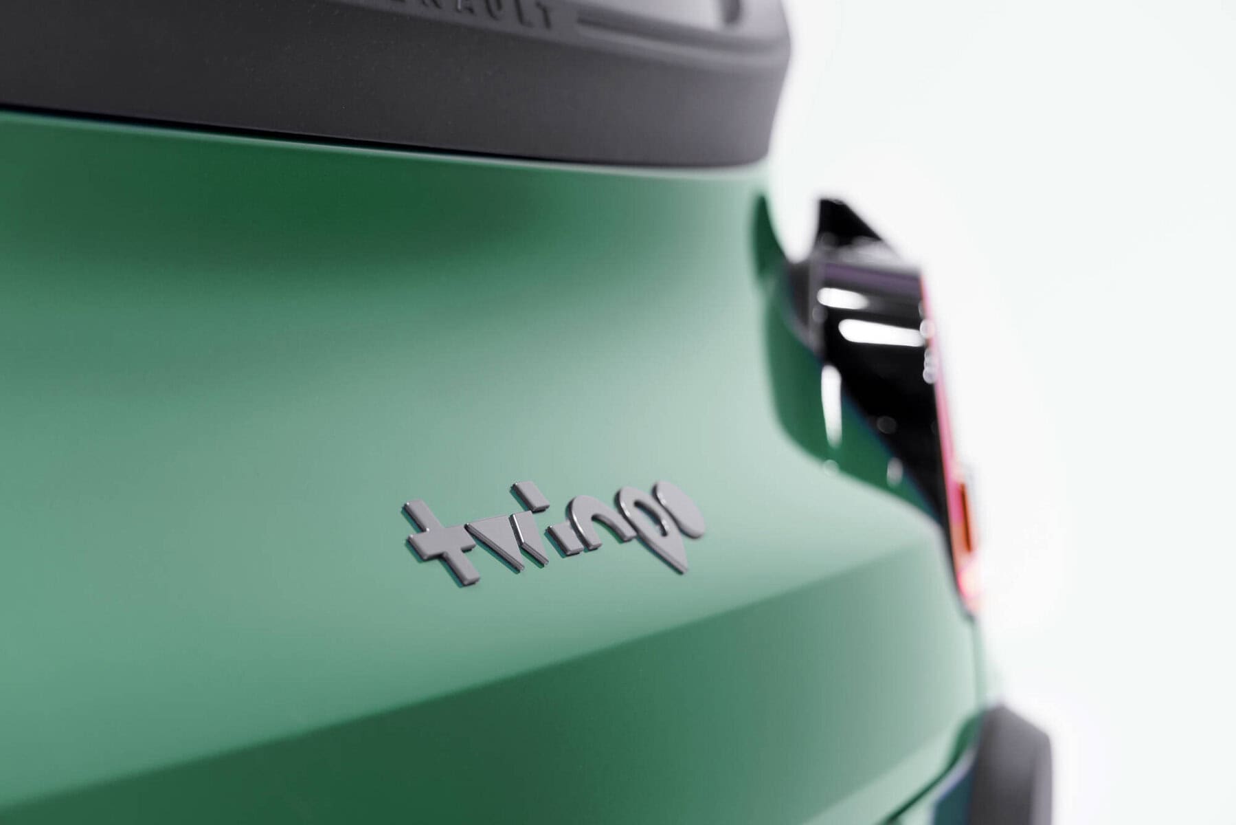 Twingo logo su auto verde brillante, dettaglio di design e branding del veicolo Renault Twingo, immagine di auto compatta e stilizzata, brillante ed elegante.