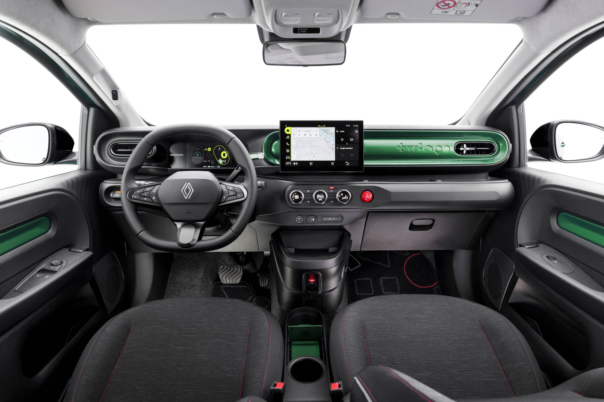Interni auto Renault Twingo, cruscotto digitale, display touchscreen con navigatore, volante multifunzione, sedili sportivi, tecnologia innovativa, veicolo elettrico compatto, design moderno, interni urbani, motore elettrico quieto.