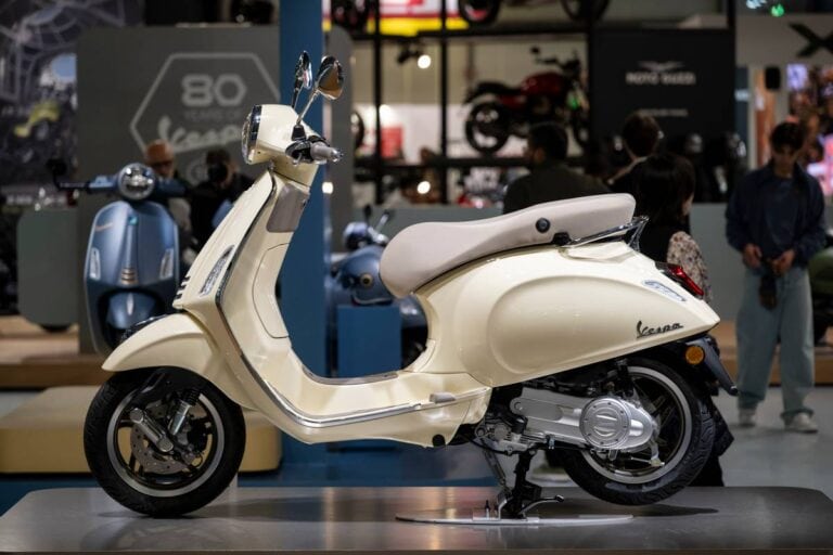 Vespa Primavera 2026, l’icona urbana si rinnova: doppio disco, keyless e cruscotto full-LCD