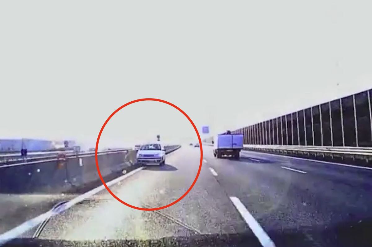 Auto incidente sulla carreggiata autostradale, veicolo fuori controllo finisce contro barriere di sicurezza in una corsia.