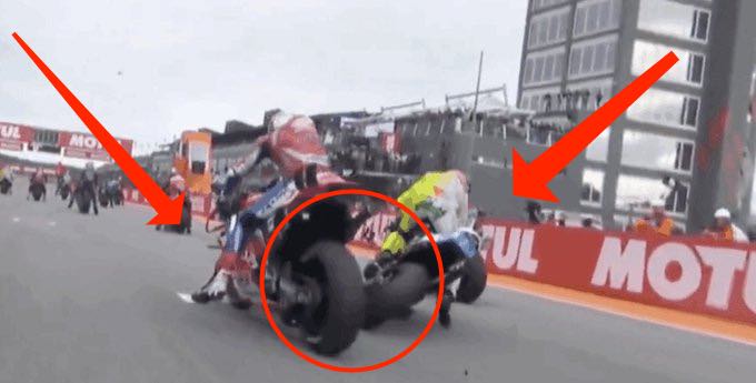 Motociclista coinvolto in incidente in pit lane con auto da corsa, circuito di Formula 1, immagini di sicurezza e crash during race.