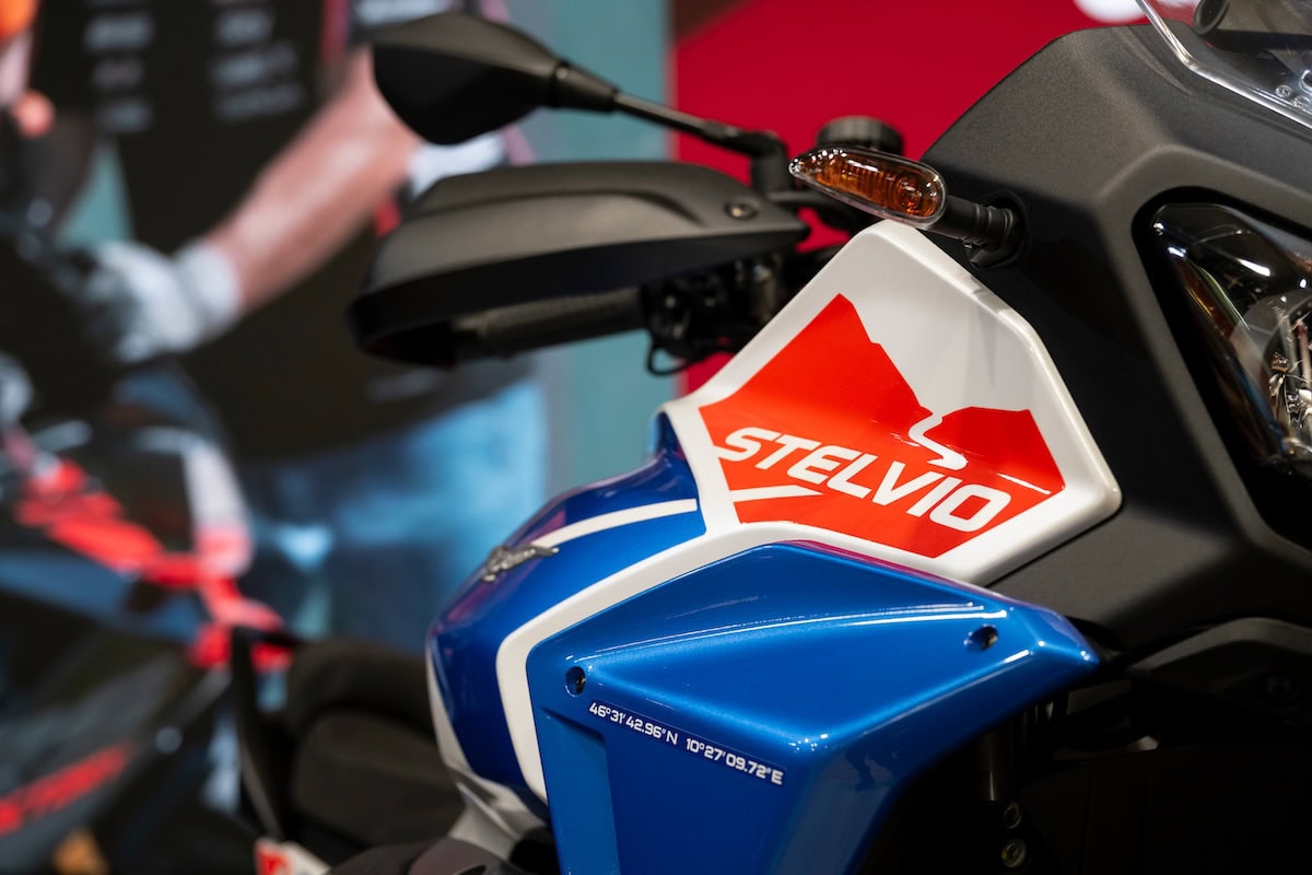 Moto sportiva Moto Guzzi Stelvio 2026, in esposizione a EICMA 2025, dettaglio centro stile, design aggressivo e aerodinamico, moto da corsa e strada, accessori motoristici di alta qualità.