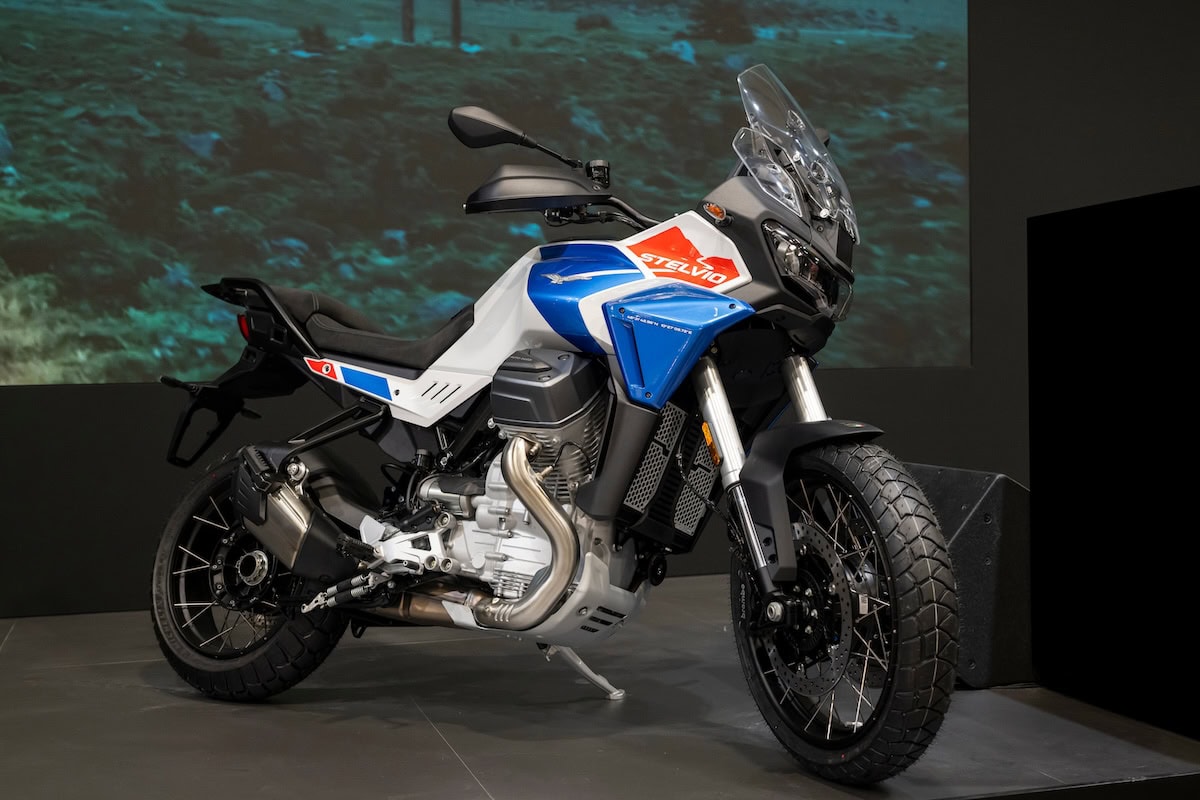 Moto adventure Moto Guzzi Stelvio 2026 color bianco, blu e rosso con parabrezza alto e telaio robusto.