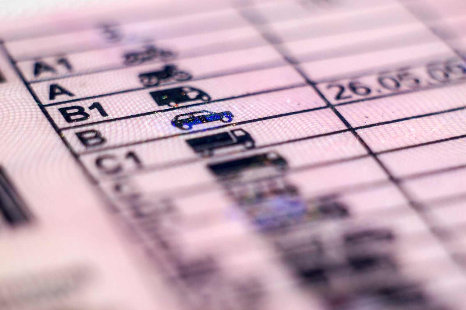 Retro della patente di guida con indicazione della classe della patente auto e moto.