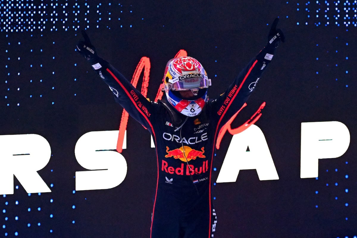 Pilota di F1 Max Verstappen su Red Bull sul podio.