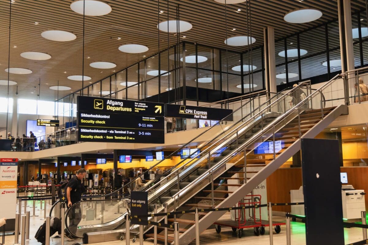 Altissima qualità e servizi moderni all’interno dell’aeroporto internazionale di Copenaghen, con aree di check-in, sala partenze e segnaletica digitale aggiornata.