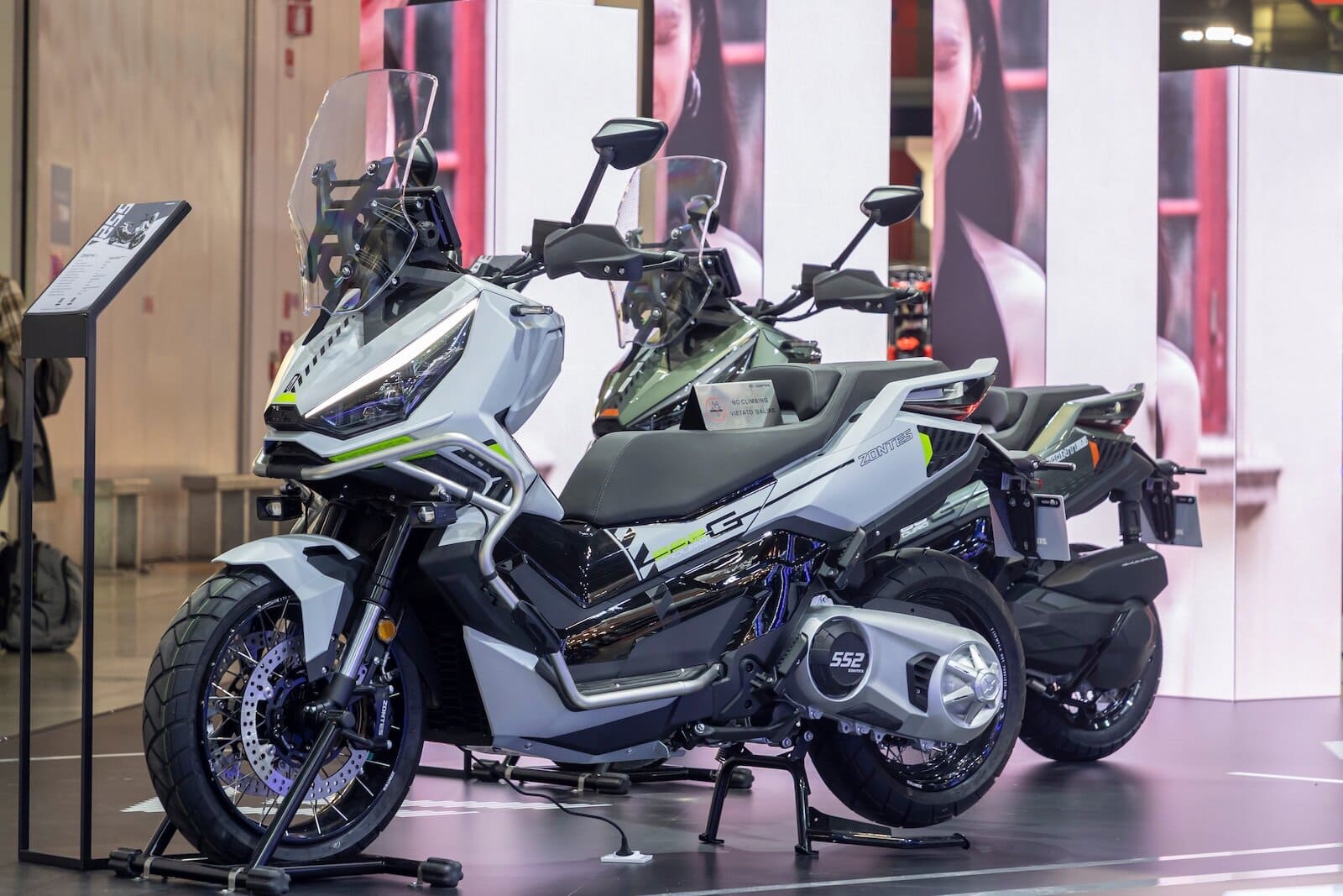 zontes 552 G elettrica sportiva in esposizione al salone, design futuristico e tecnologia avanzata, veicolo a due ruote con display digitale e componenti innovativi.