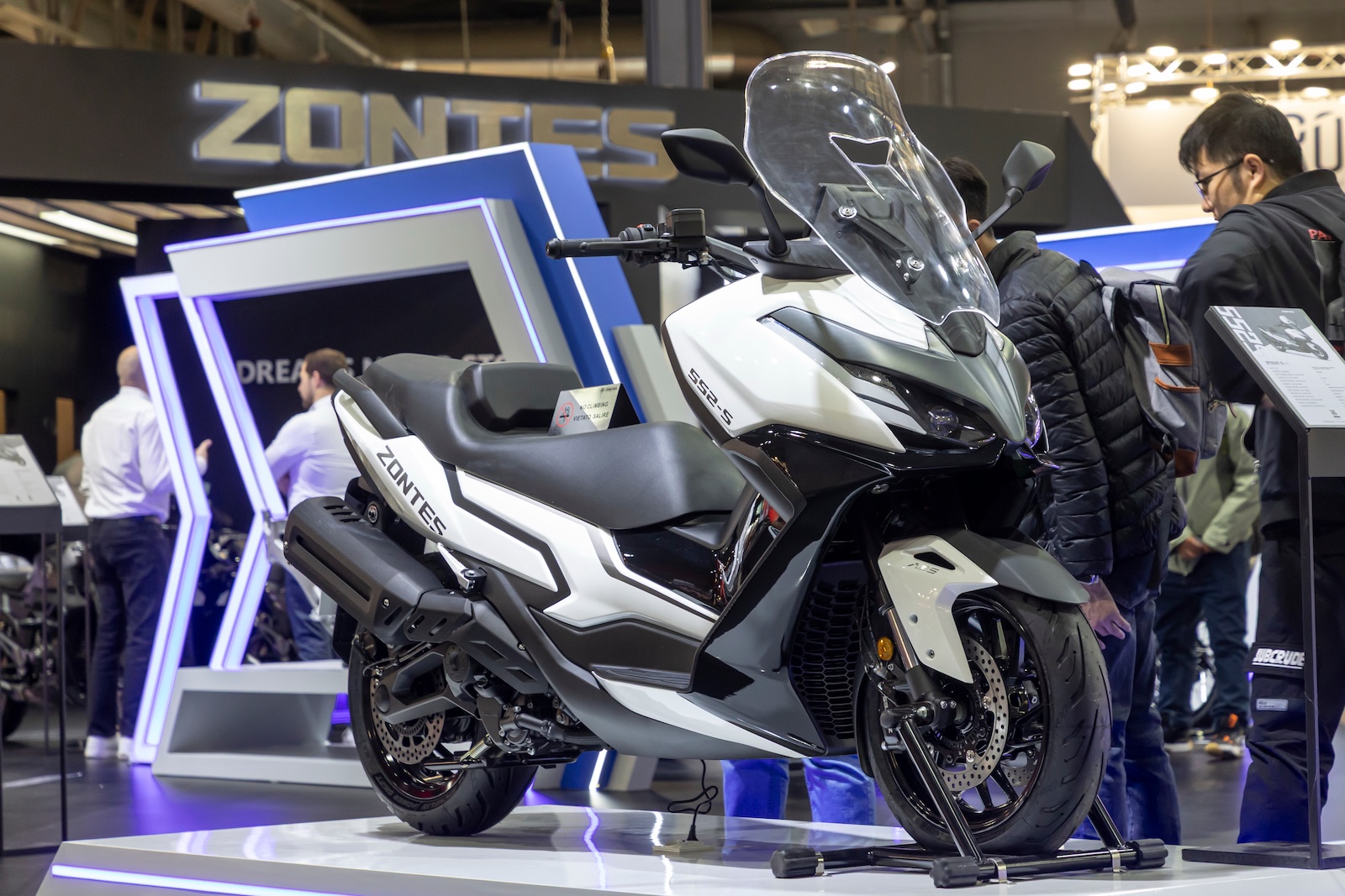 Moto Zontes S35-S in mostra al salone motomondiale, design innovativo e tecnologia avanzata, esposizione di motociclette sportive e e-bike.