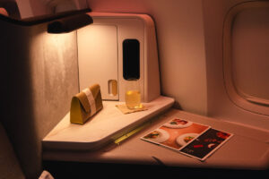 Spazio personalizzato in Aria Suite di Cathay Pacific con menu gourmet, drink e amenities di lusso.