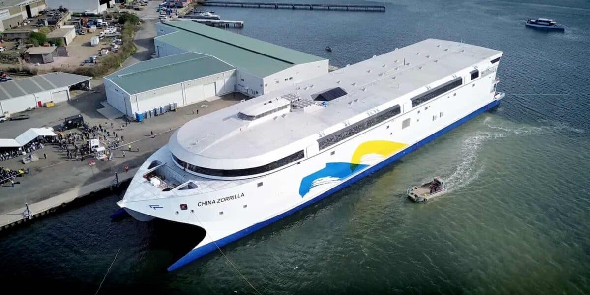 Ferry China Zorrilla attraccato al porto, nave moderna per trasporti marittimi, crociere e trasferimenti veloci in mare, immagini di quotidianomotori.com.