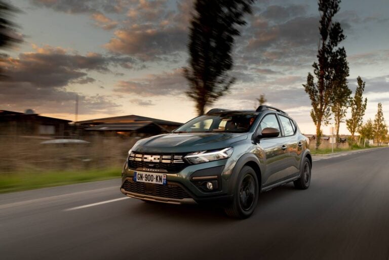 Dacia Sandero Streetway e Stepway 2025: gamma aggiornata, motori più efficienti e prezzi da 14.800 euro