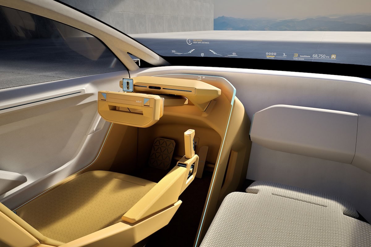 Auto Kia Vision Meta Turismo con guida autonoma e interni futuristici in tonalità beige e bianco.