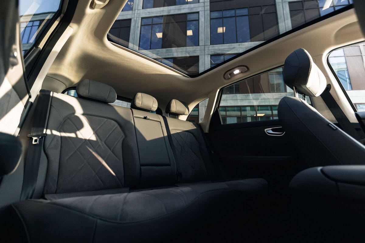 Auto SUV con grande pannello panoramico e sedili confortevoli, ideale per viaggi lunghi e comfort di alto livello.