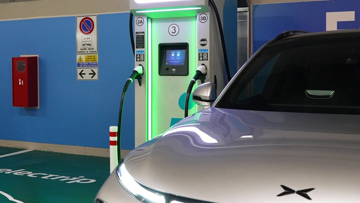 Stazione di ricarica per veicoli elettrici con due punti di ricarica per auto elettriche, tecnologia moderna, compatibile con veicoli elettrici.