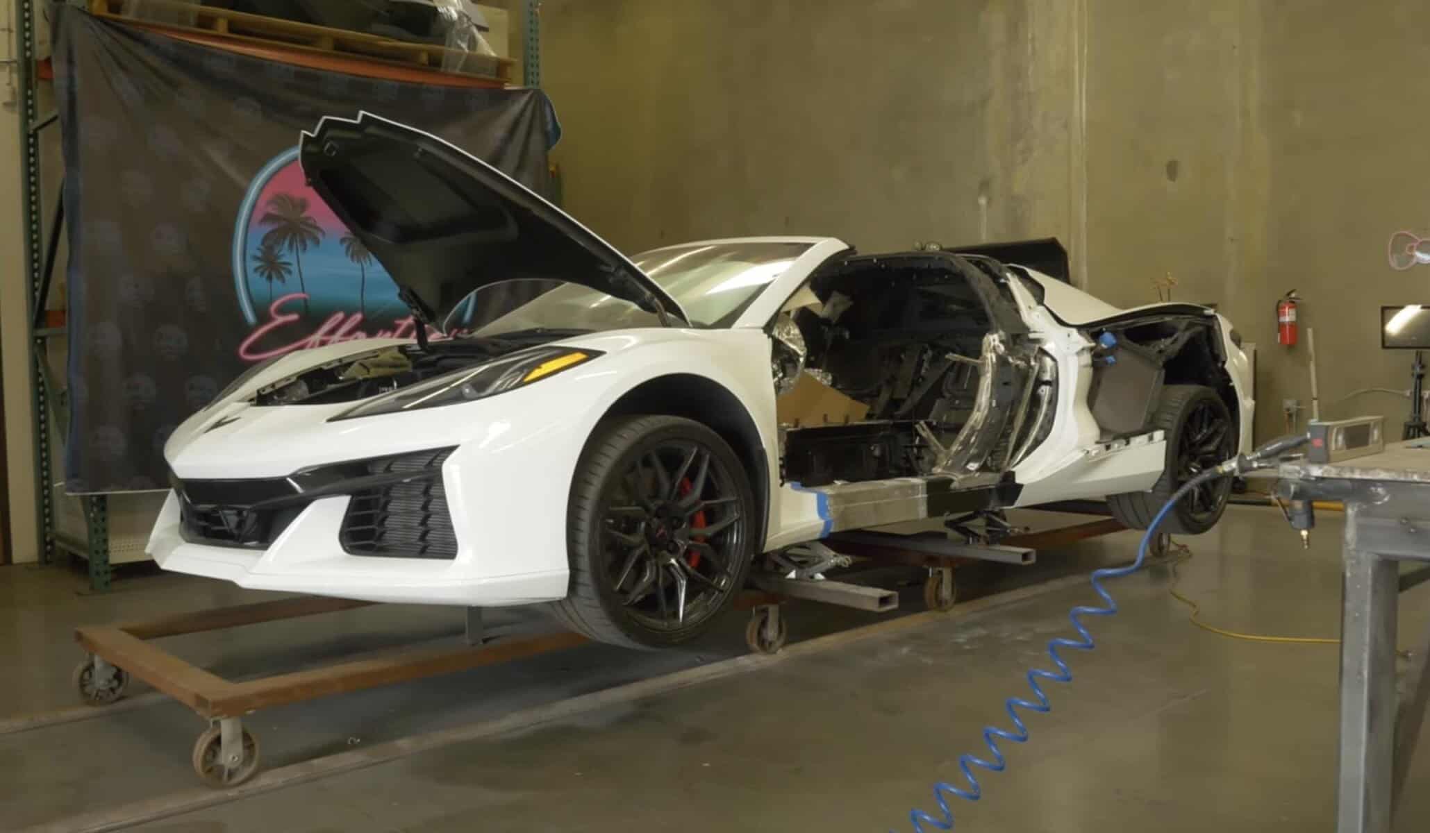 Corvette in fase di riparazione presso officina specializzata, carrozzeria auto sportive di lusso, tecnologie ecosostenibili, riparazioni veicoli elettrici.