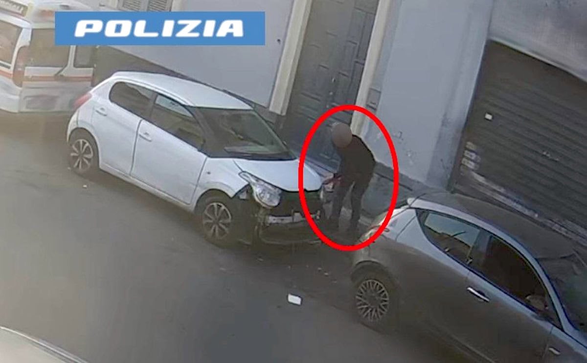 Immagine di un furto di auto da parte di un sospetto in azione, circondato in rosso, con veicoli parcheggiati e presenza di un'auto della polizia.