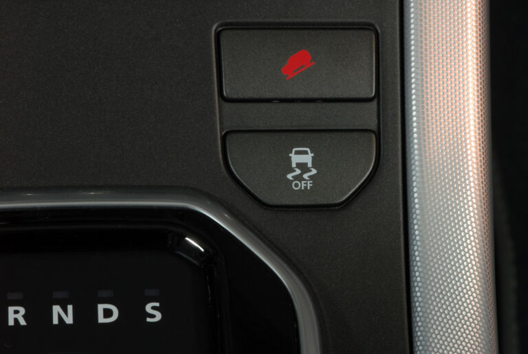 Cos’è l’ESP in auto e perché è fondamentale per la sicurezza di guida