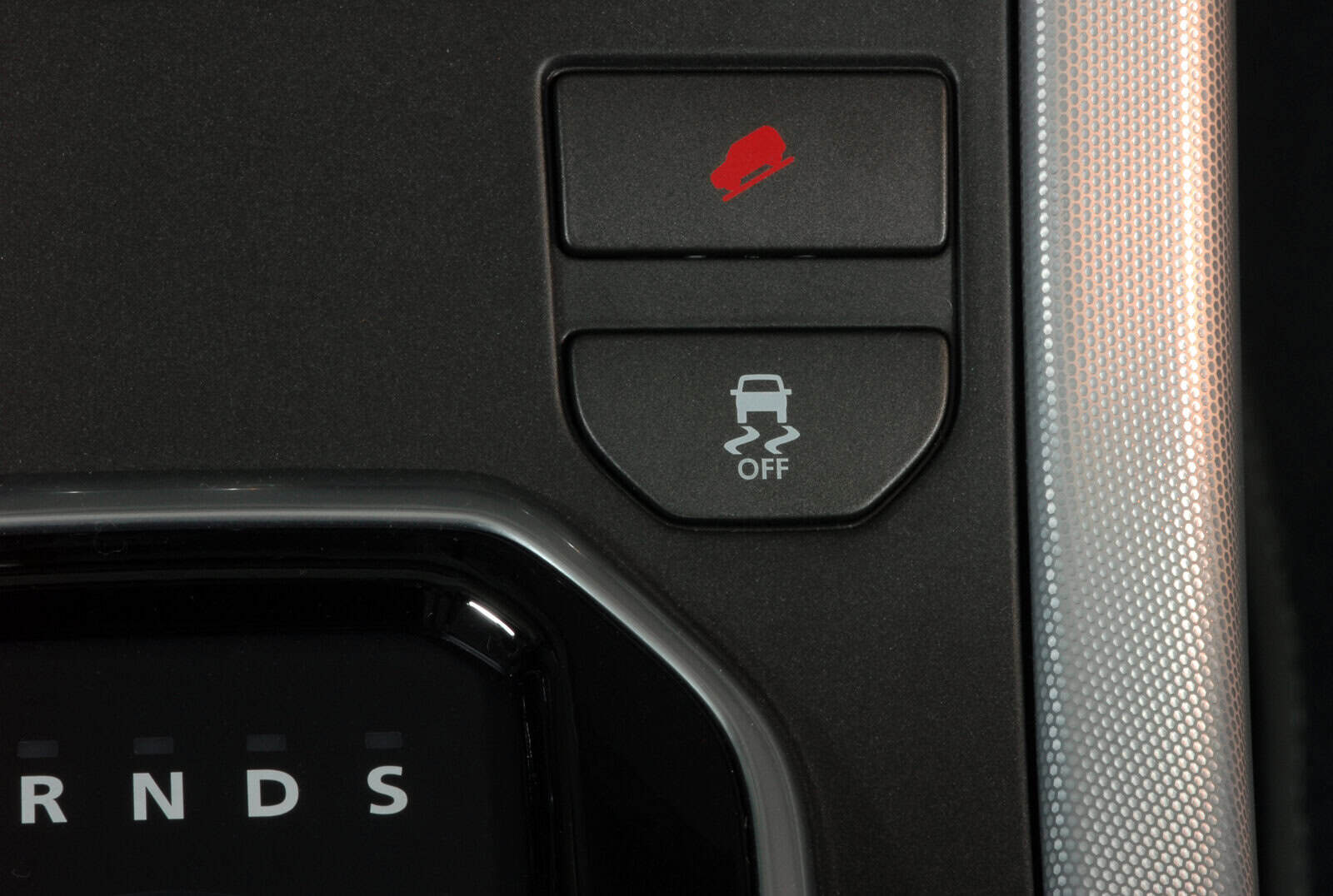 Illustrazione di pulsante di sicurezza in auto con funzione di controllo della stabilità e sistemi di sicurezza attivi.