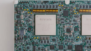 Scheda elettronica con componenti e circuito integrato Rivian, hardware tecnologia, riparazione e upgrade elettronici.