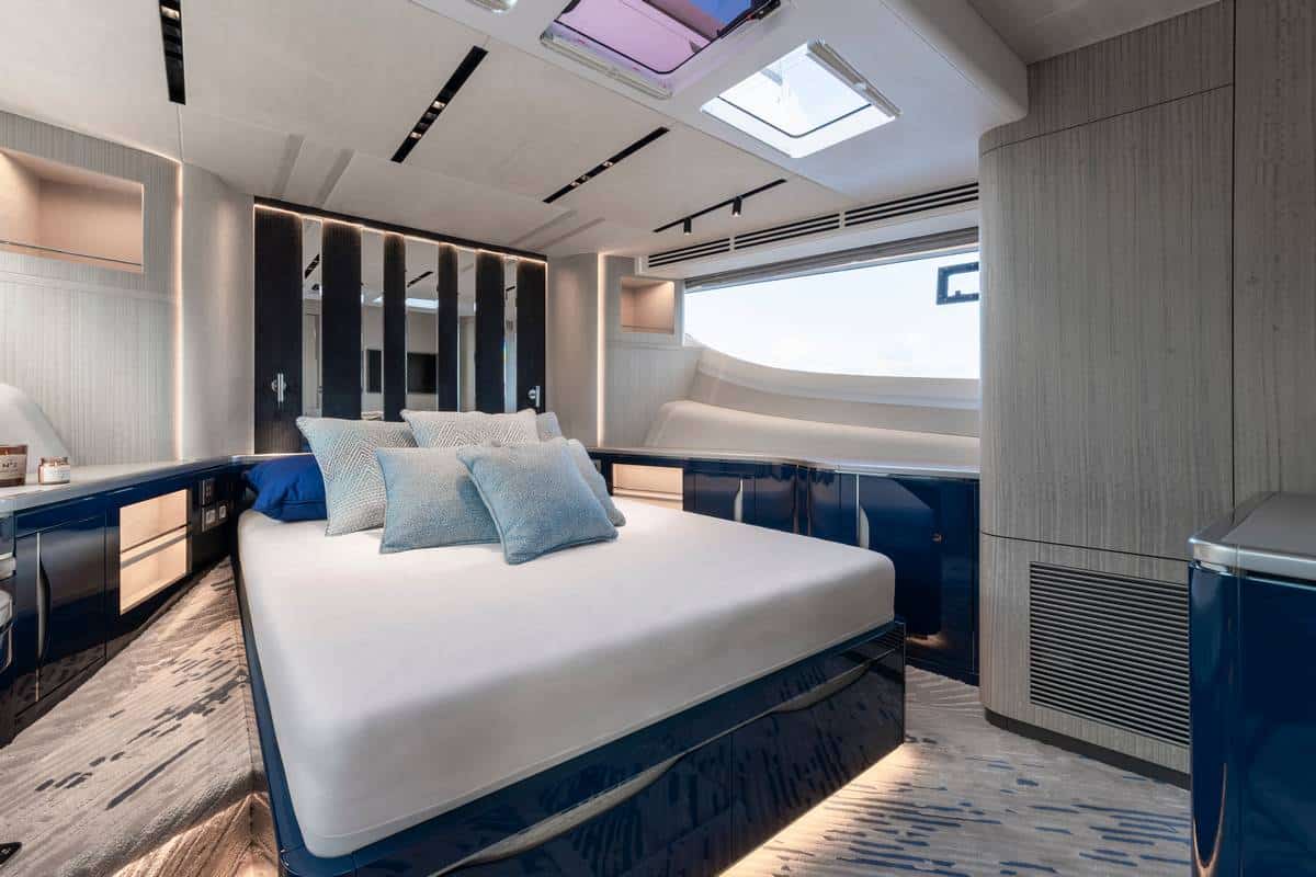 Camera moderna con letto, cuscini e decorazioni in stile contemporaneo.