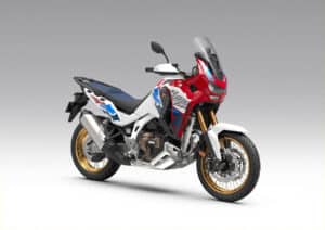 Motocicletta HONDA CRF1100L Africa Twin Adventure Sports 2026 con design sportivo, paramotore, ruote robuste e tecnologia avanzata per avventure su strada e fuoristrada.