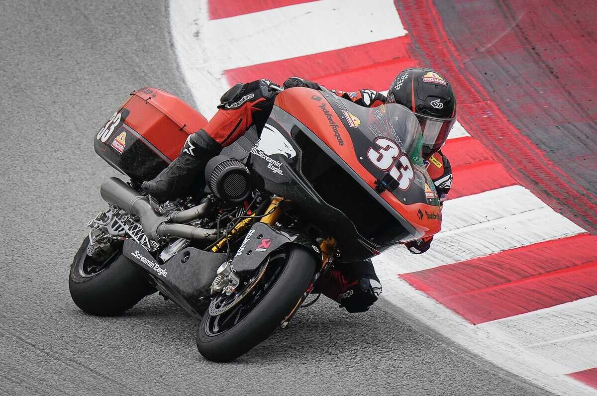 Pilota Harley-Davidson Bagger World Cup su moto Harley Davidson Screamin' Eagle n.33 curva in pista, vista dall'alto.