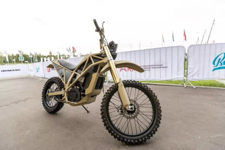 Dall’AK47 ai veicoli elettrici: Kalashnikov presenta IZH-Enduro, la moto elettrica con sidecar