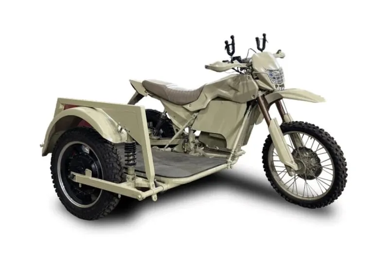 Motociclo trike militare con tri-ruote per front-line, veicolo robusto e resistente, ideale per operazioni di emergenza e ambiti militari, con design versatile e alta affidabilità.
