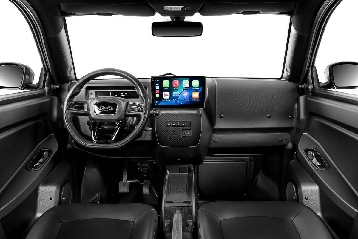 Interni microcar Ligier Myli con tecnologia Apple CarPlay, display touchscreen e comandi digitali per un'esperienza di guida avanzata.