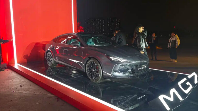 MG7, la berlina con cockpit AI e ADAS avanzati