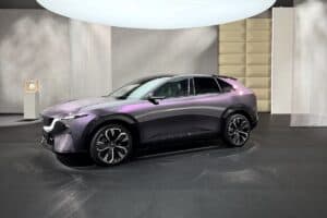 Mazda CX-6e: l'abbiamo vista dal vivo in anteprima. Ecco com'è.