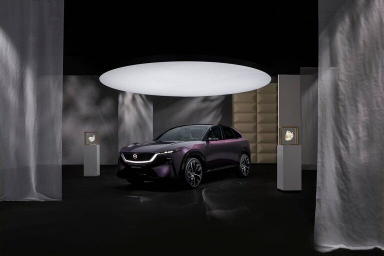 Nuova Mazda CX-6e: debutto a Bruxelles per il SUV elettrico