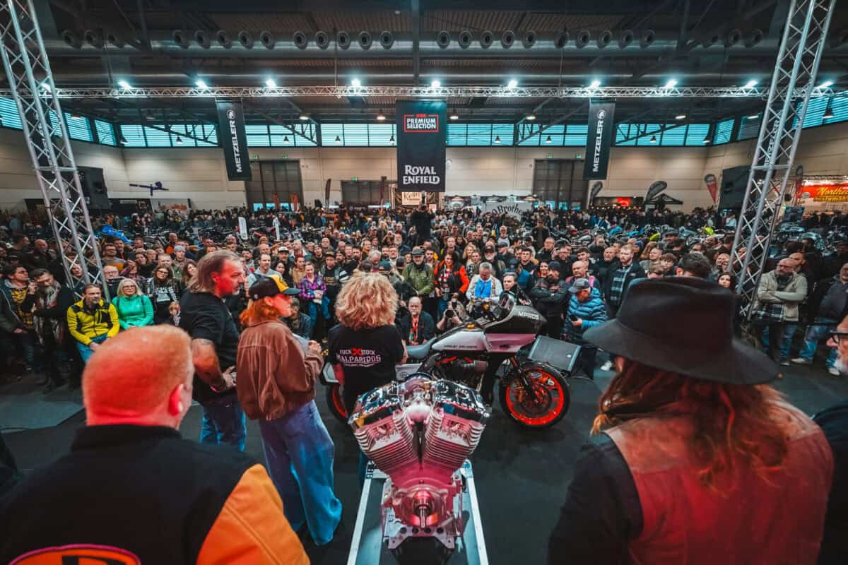 Immagine di Motor Bike Expo 2026 Verona con pubblico e espositore con motore Harley-Davidson.