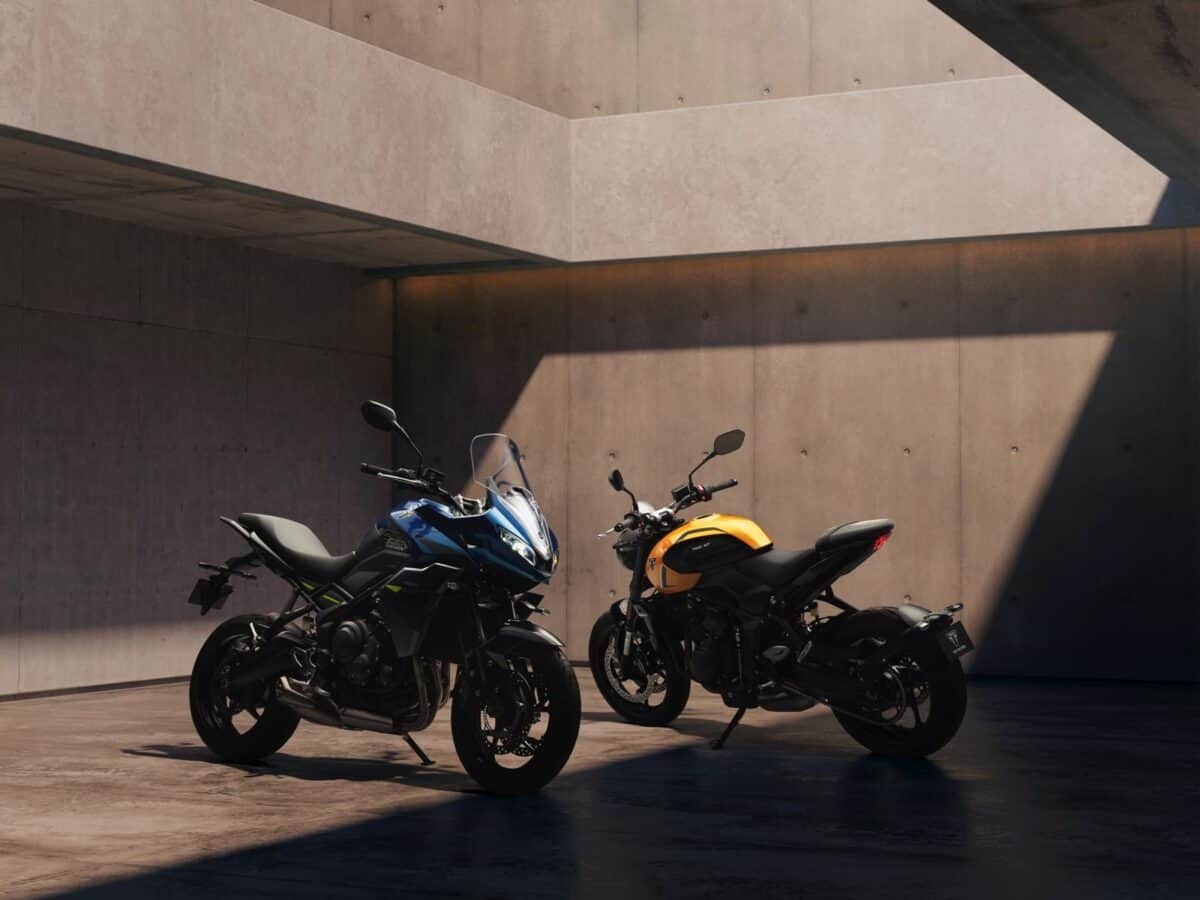 Moto Triumph Trident 660 e Tiger Sport 660 2026, sedili neri e specchietti laterali.