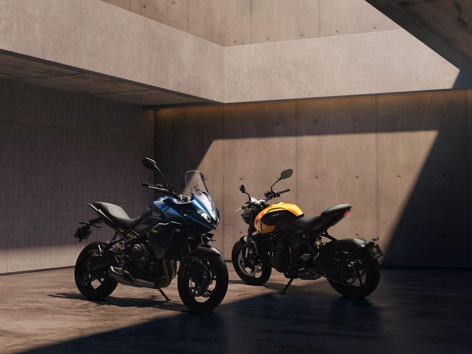 Moto Triumph Trident 660 e Tiger Sport 660 2026, sedili neri e specchietti laterali.