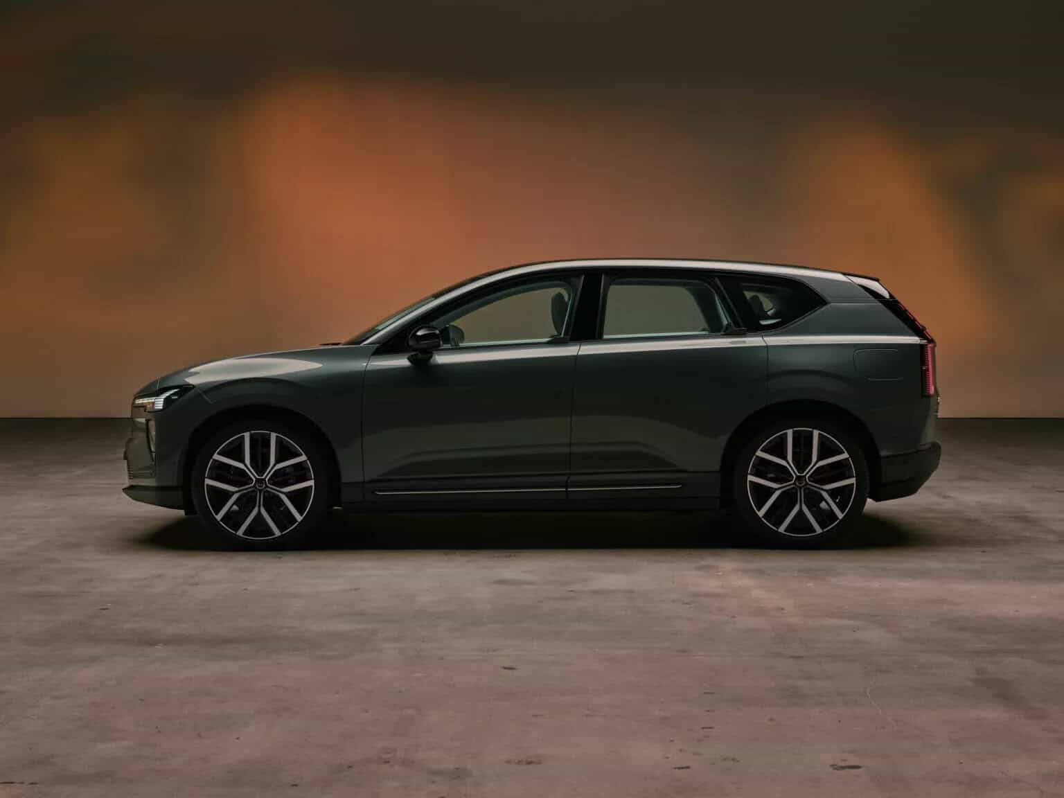 Volvo EX60 grigio scuro, vista laterale in studio, design elegante e moderno, SUV elettrico di lusso.